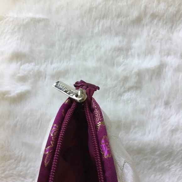 Sulwhasoo Silver Cosmetic Bag - Picture 5 of 6